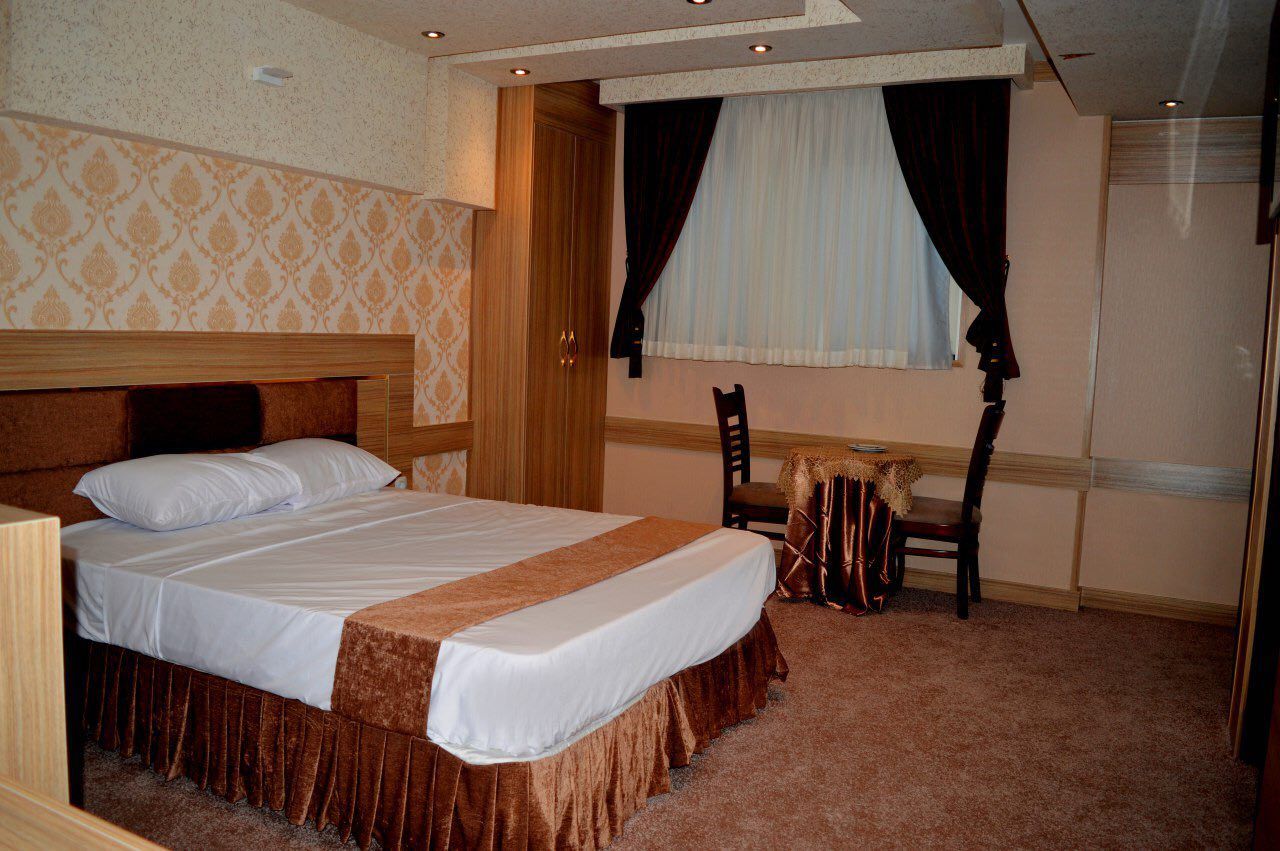 عکس هتل سی و سه پل