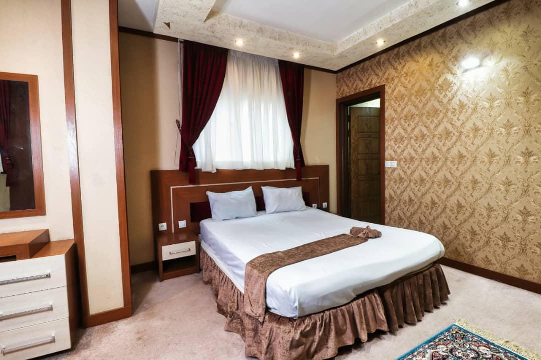 عکس هتل سی و سه پل