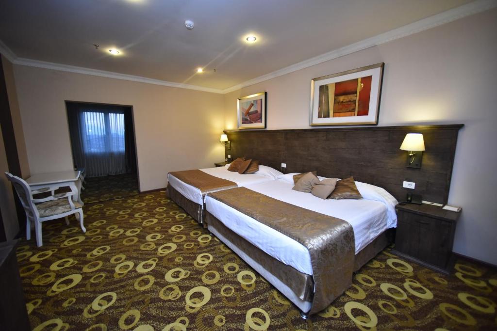 عکس هتل ایمپریال پالاس (Imperial Palace)