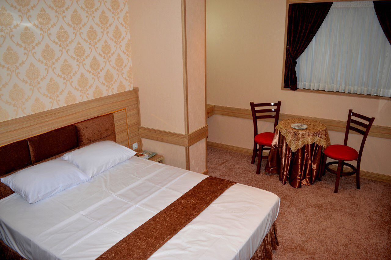 عکس هتل سی و سه پل