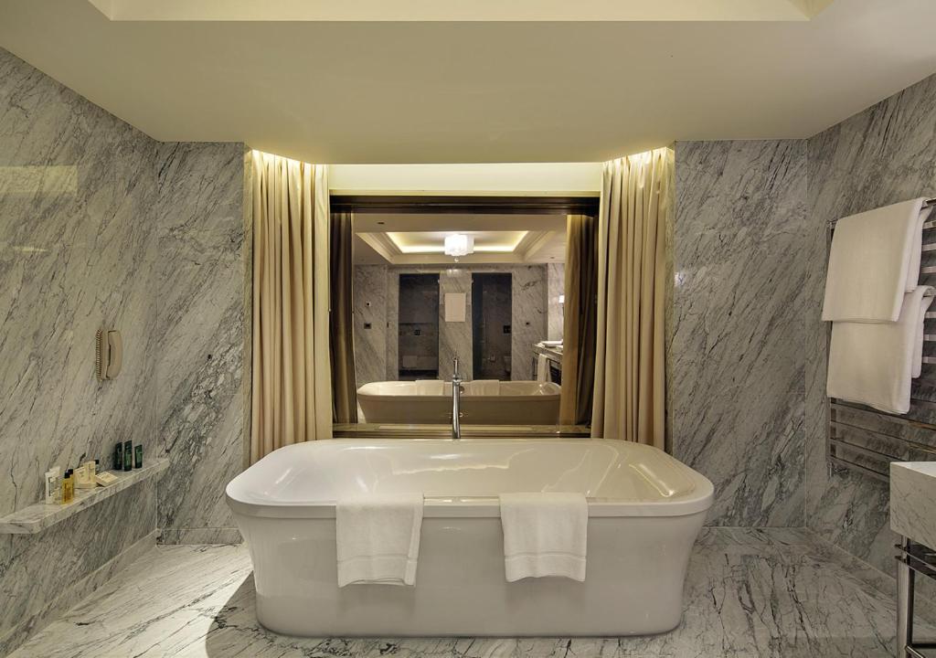 عکس هتل هیلتون (Hilton)