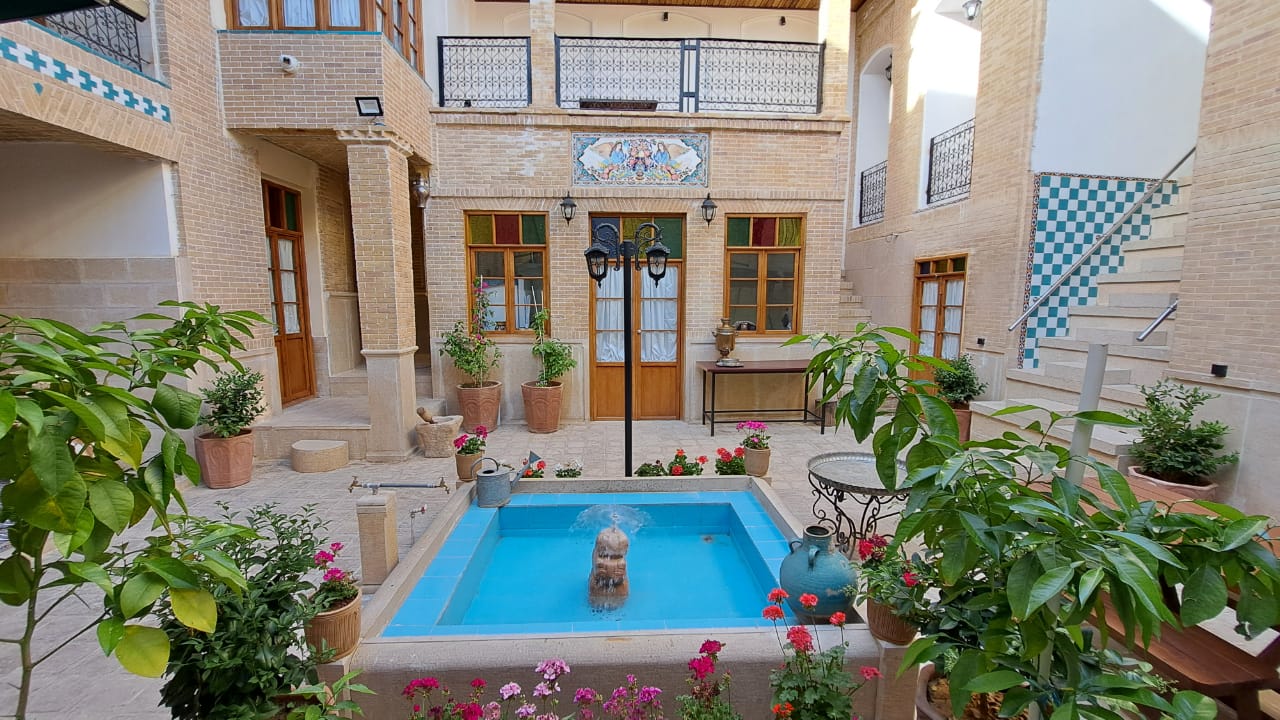 عکس هتل طاوسی