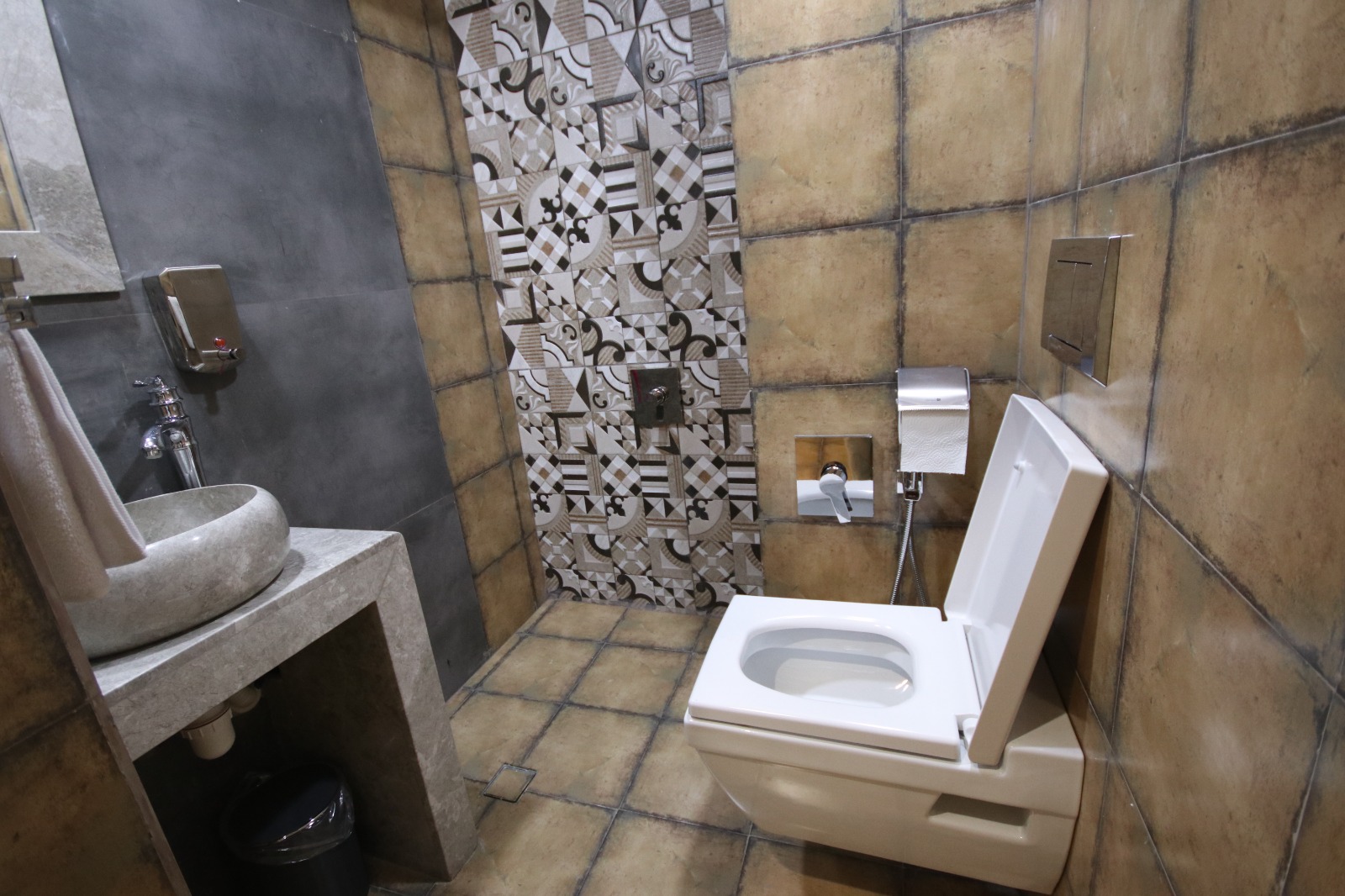 عکس هتل هفت دری