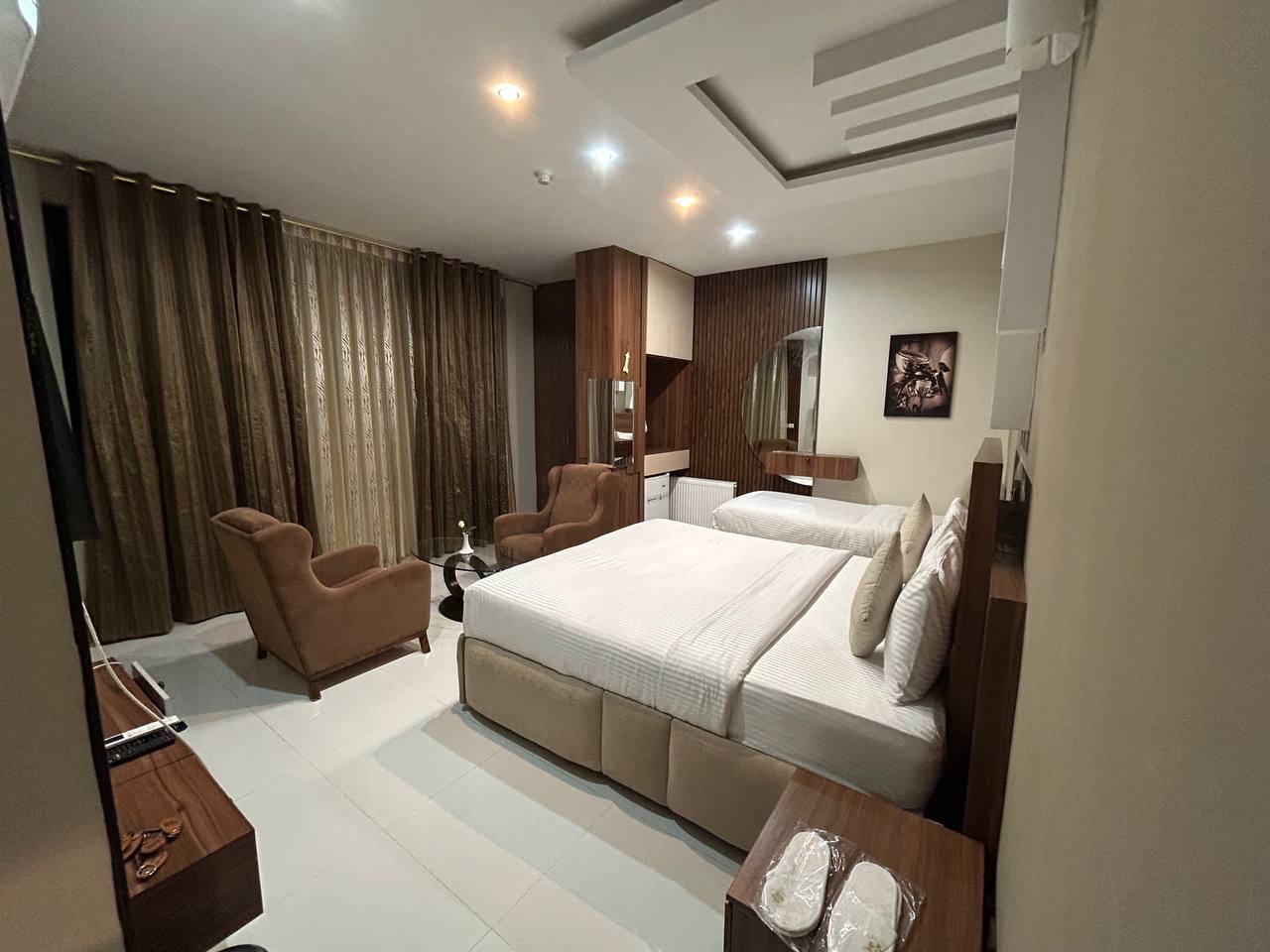 عکس هتل باغ چهار فصل