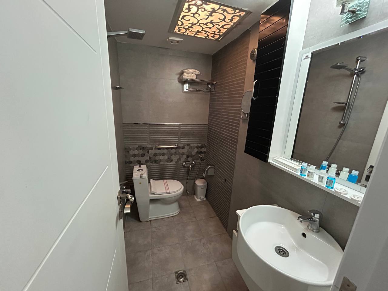 عکس هتل باغ چهار فصل