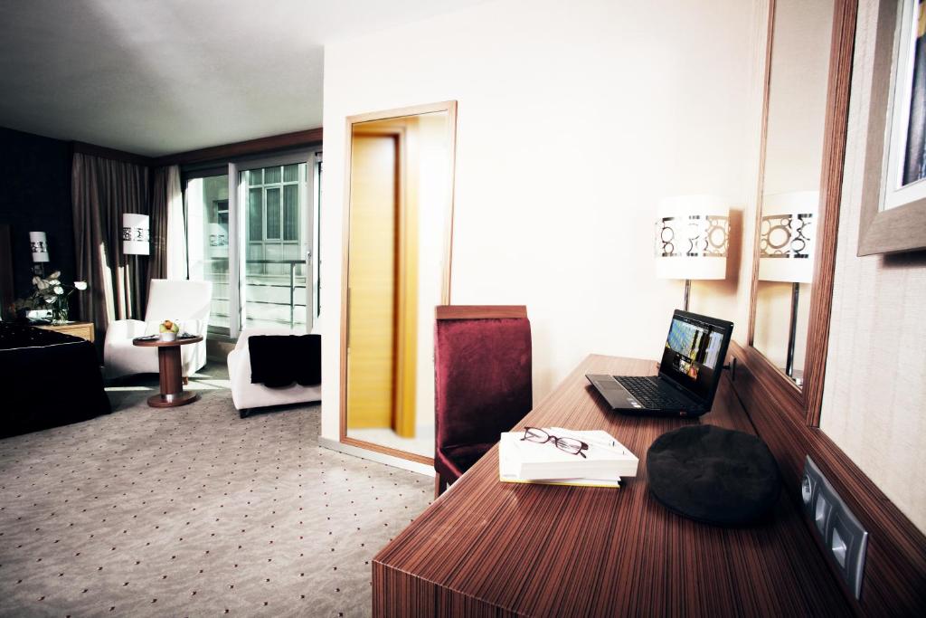 عکس هتل دمورا (Demora)