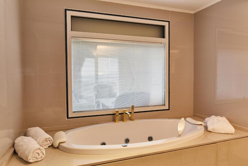 عکس هتل دابل تری بای هیلتون آلسانجاک (Doubletree by Hilton Alsancak)