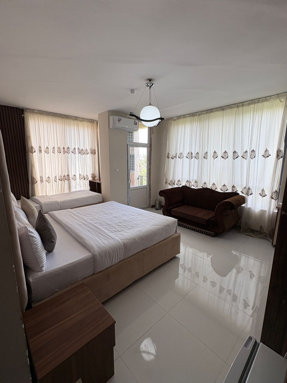 عکس هتل باغ چهار فصل