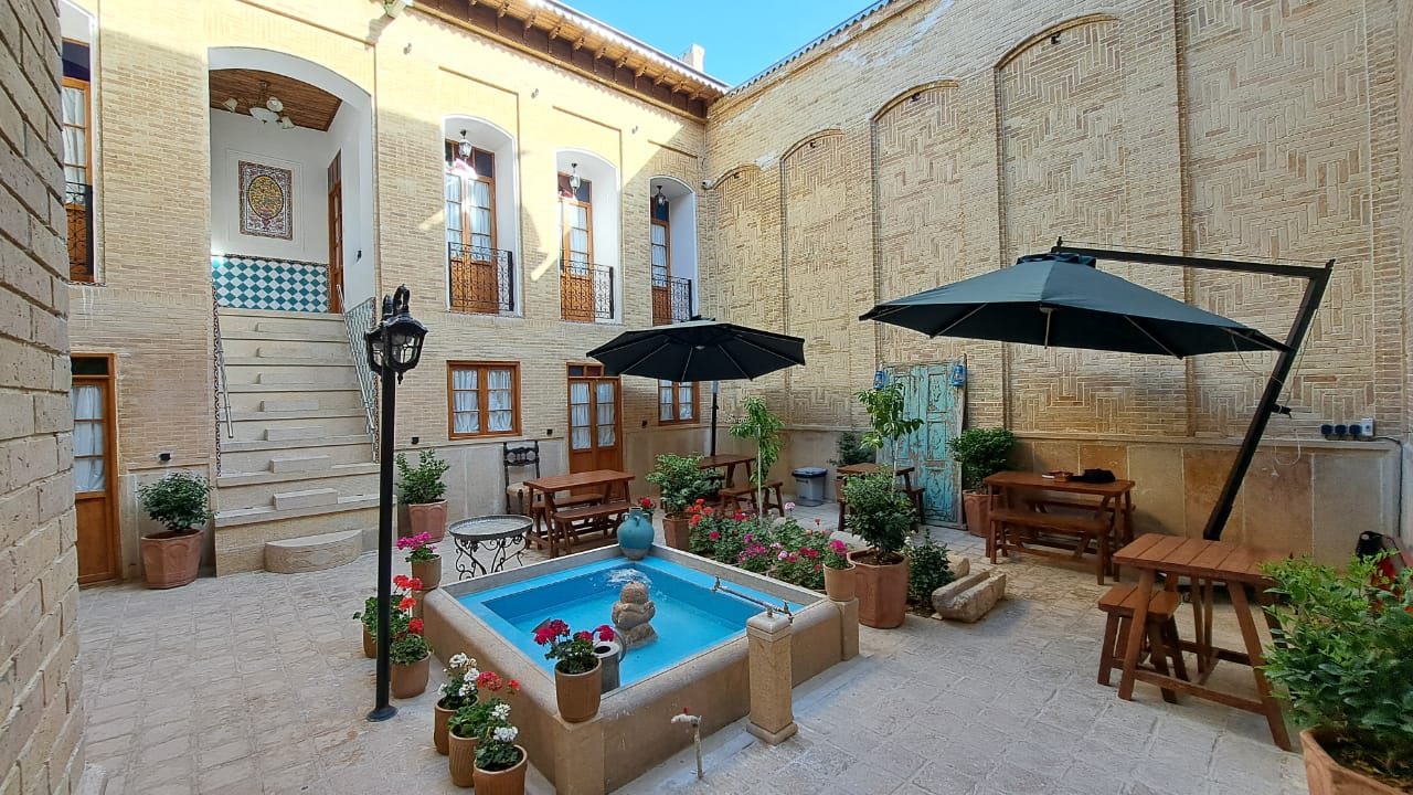 عکس هتل طاوسی