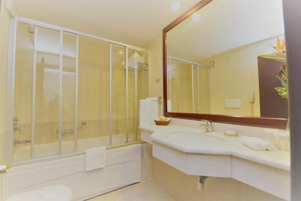 عکس هتل کاراجا (Karaca)