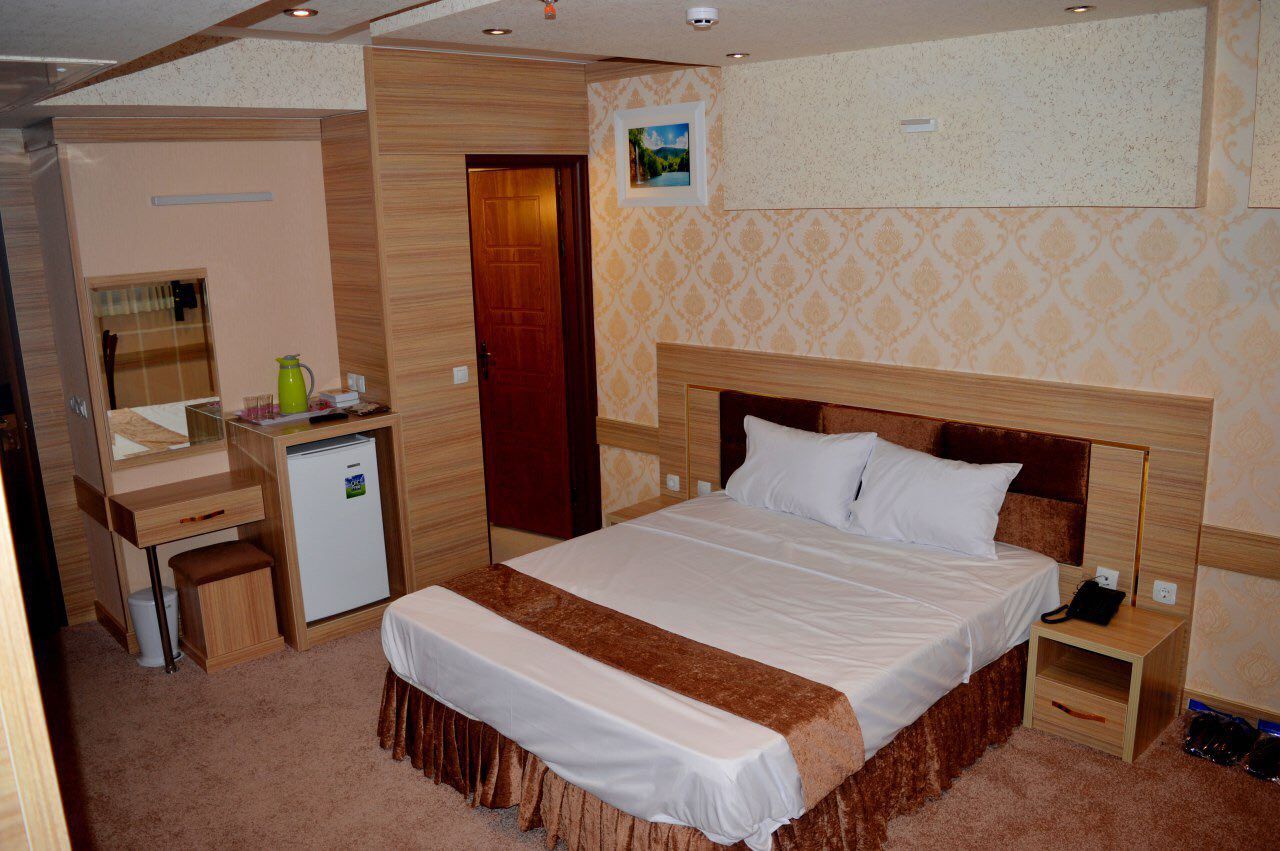 عکس هتل سی و سه پل