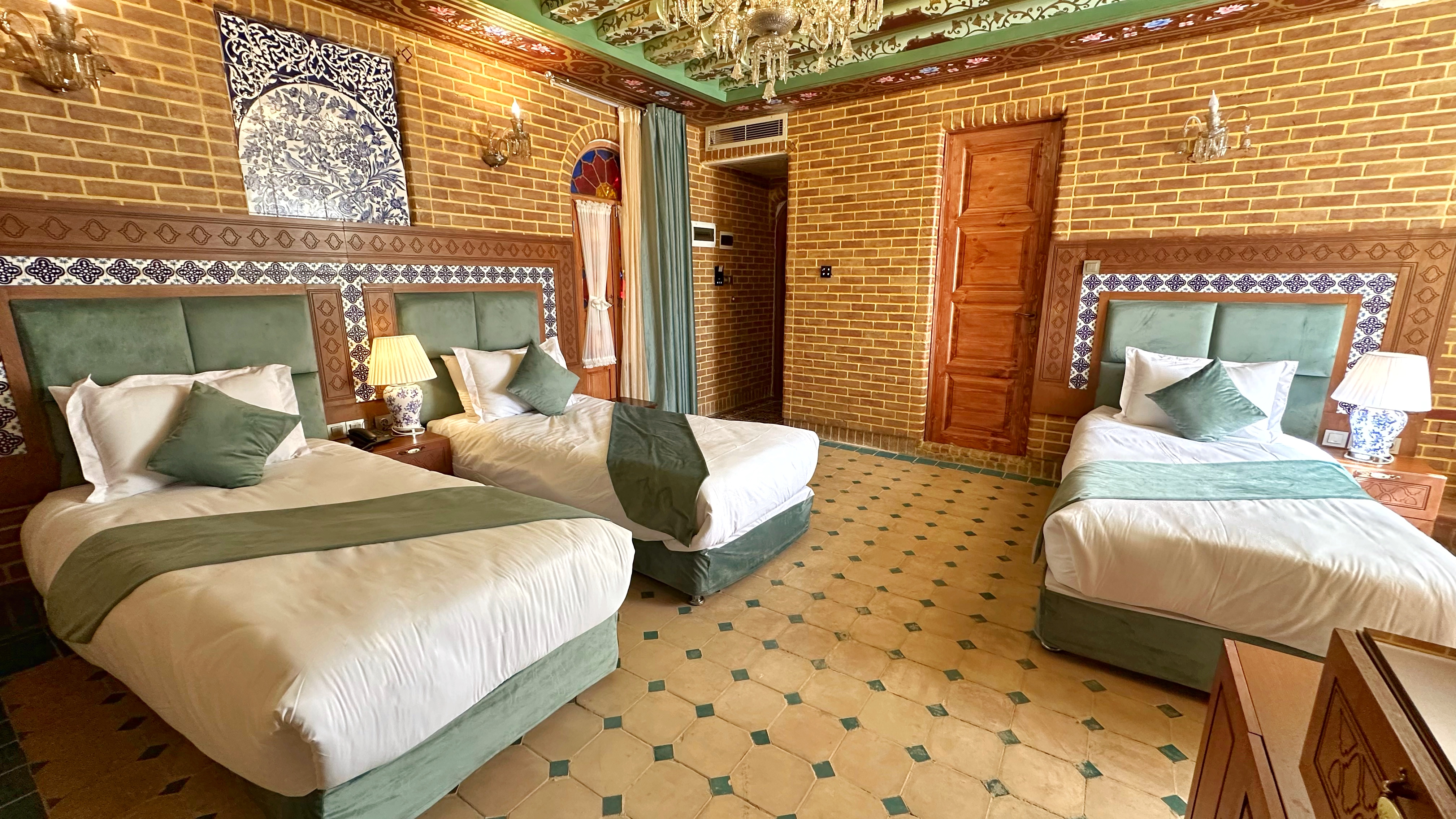 عکس هتل سنتی یوتاب