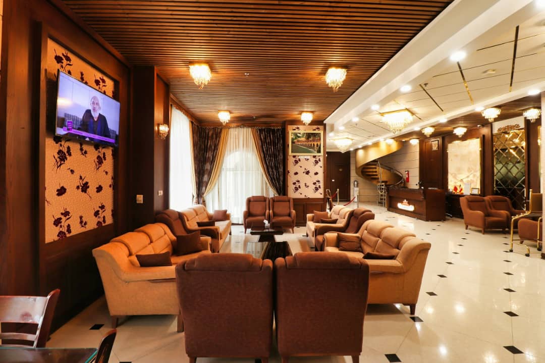 عکس هتل سی و سه پل