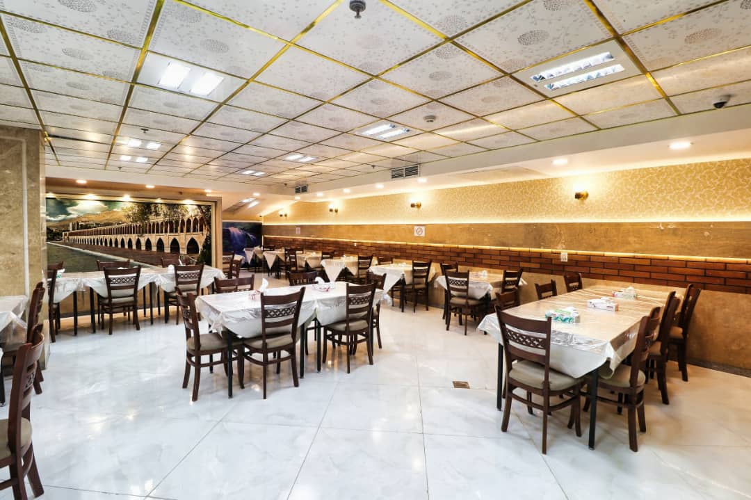 عکس هتل سی و سه پل