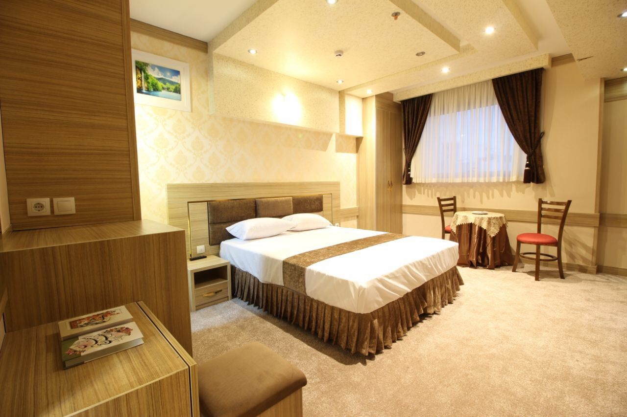 عکس هتل سی و سه پل