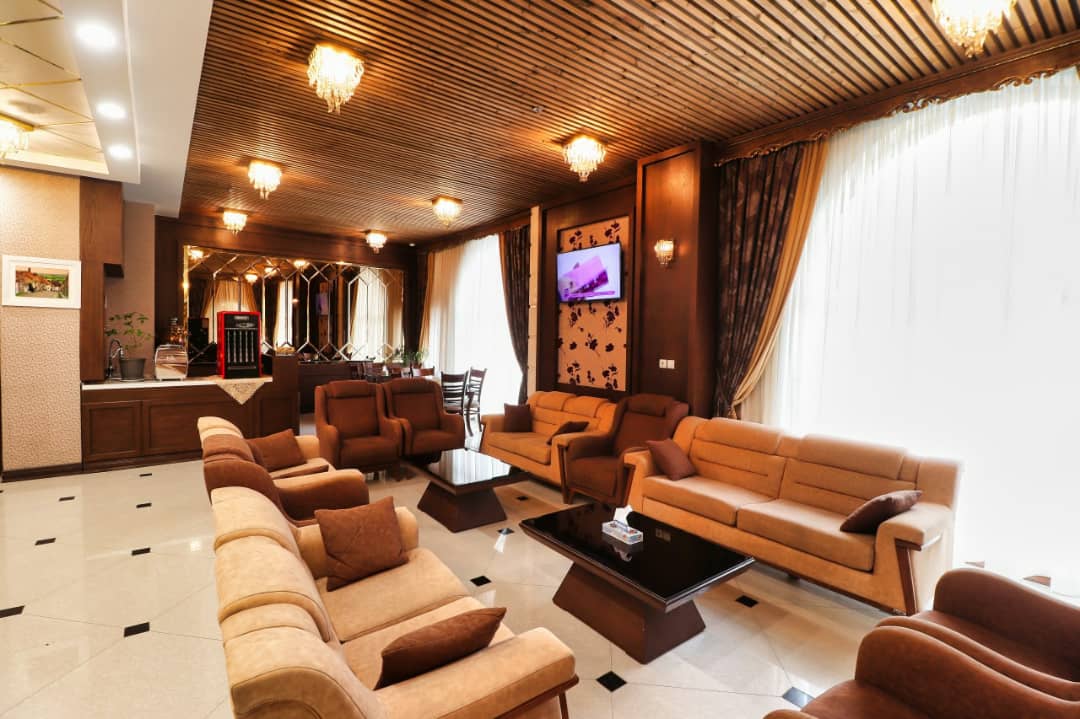 عکس هتل سی و سه پل