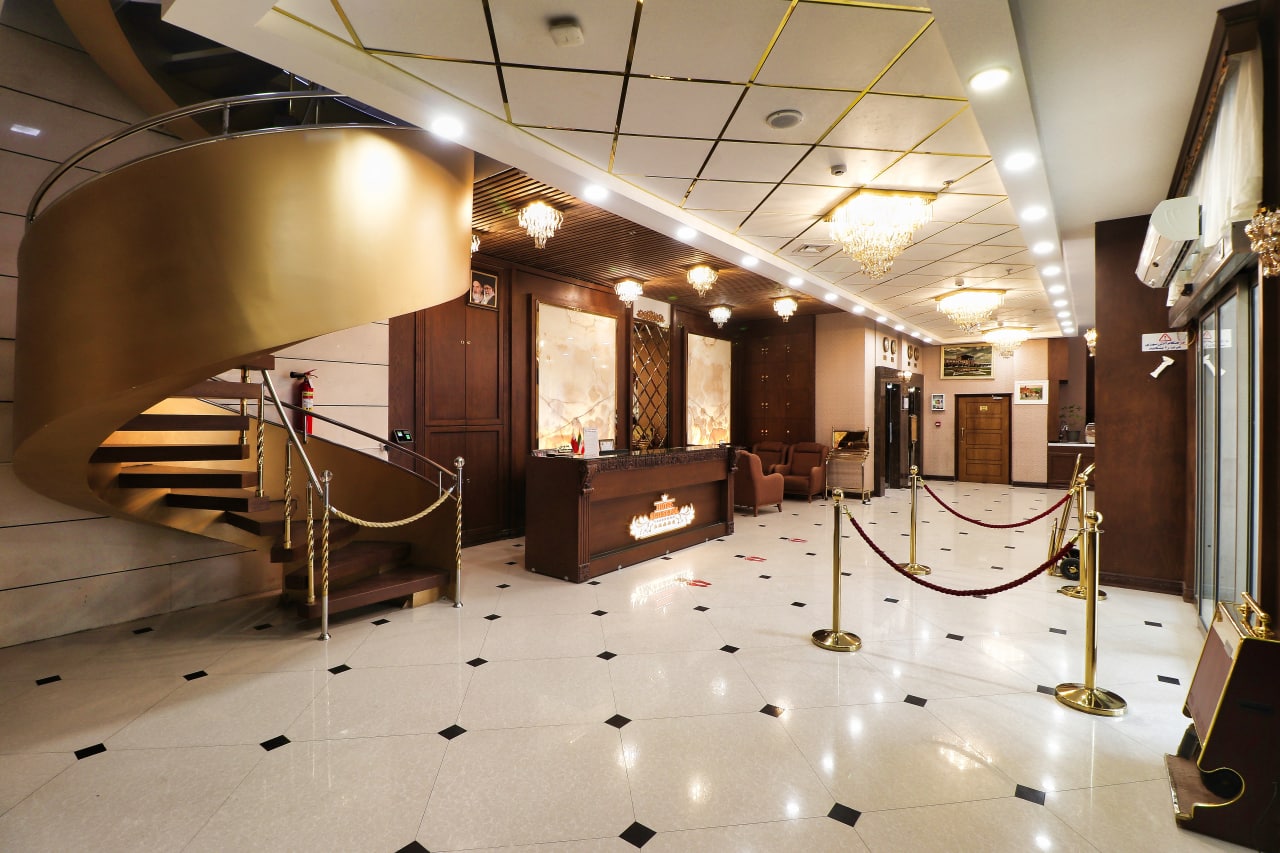 عکس هتل سی و سه پل