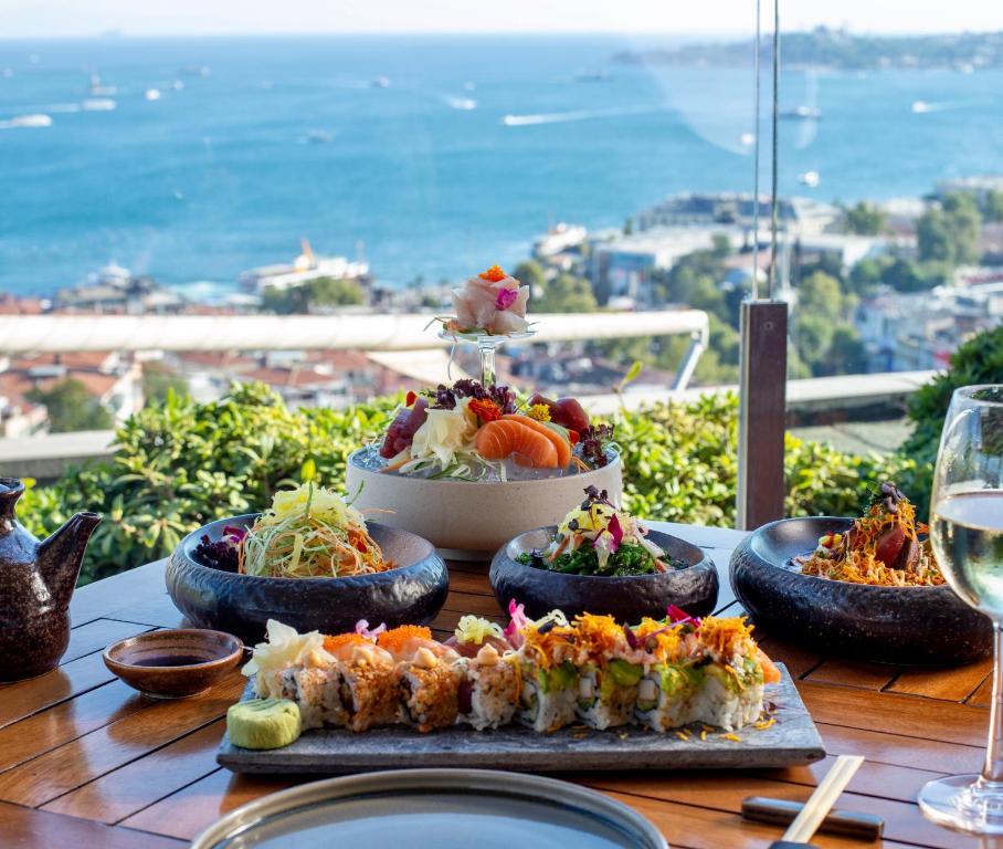 عکس هتل کنراد (Conrad)